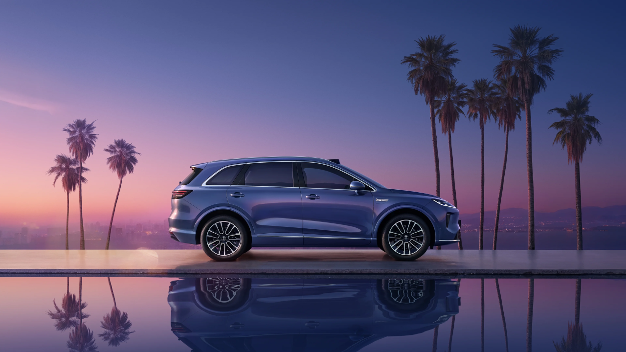 鸿蒙智行纯电轿跑尚界Z7首发亮相，立邦助力“电光紫粉”色彩构想落地